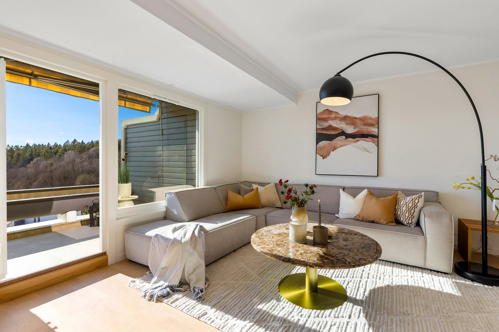 En gjennomgående og svært innbydende 3(4)-roms leilighet med to balkonger Galleribilde