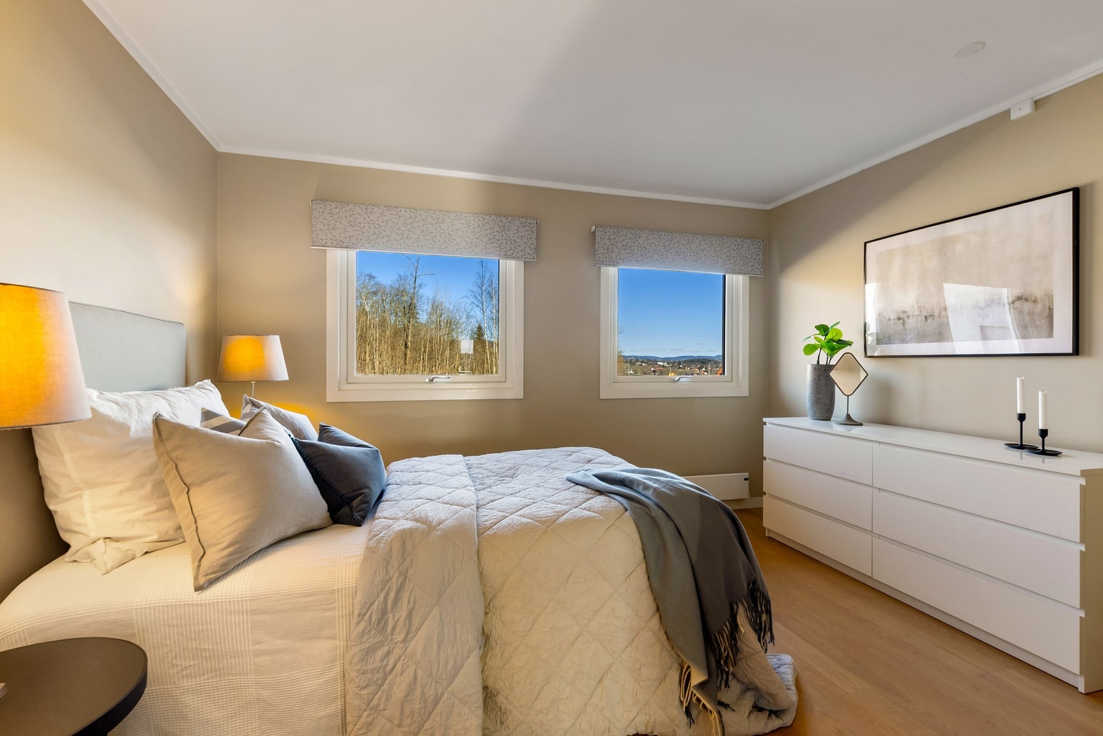 Rommet har god plass for dobbeltseng og øvrig møblement Galleribilde