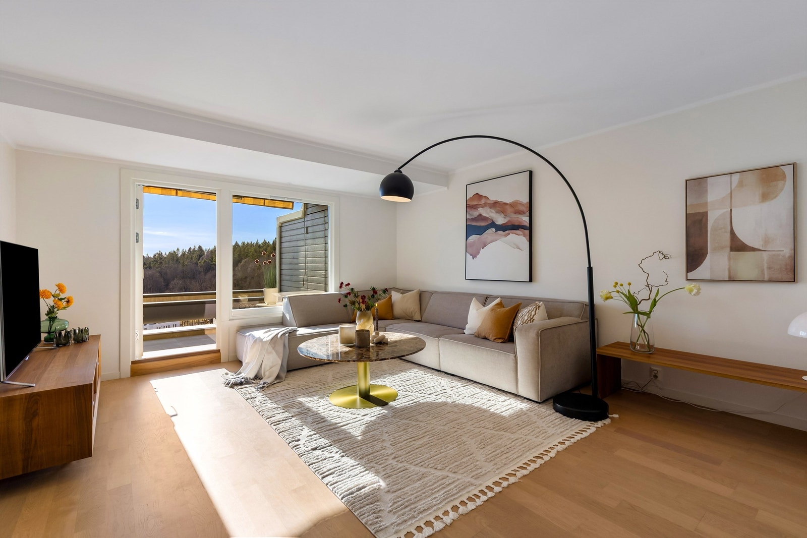 Fra stuen har du utgang til balkong med panoramautsikt Galleribilde