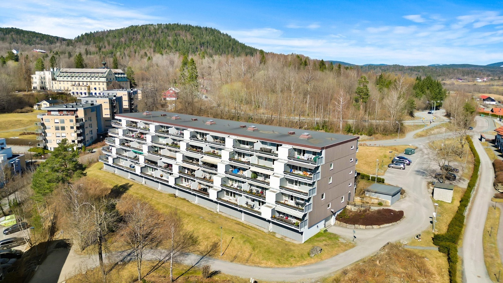 Nærområdet har gode rekreasjonsmuligheter sommer som vinter, med flotte turstier og naturen rett utenfor døren Galleribilde