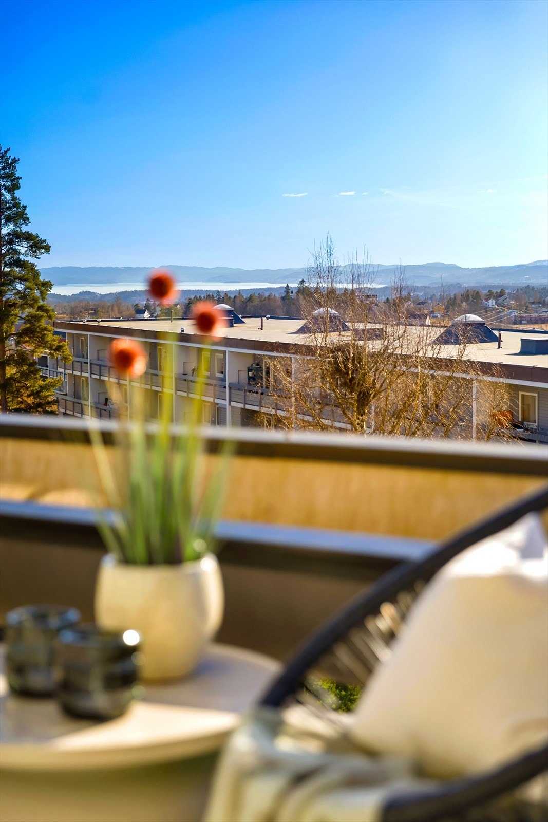 Fra balkongen ser du sjøen! Galleribilde