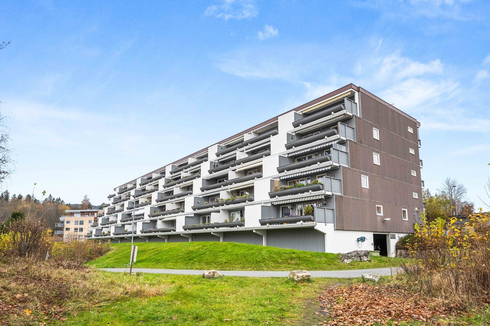 Leiligheten ligger i blokkens 3. etasje og det medfølger garasjeplass i felles garasjekjeller Galleribilde