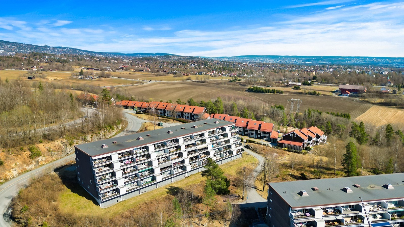 Det er kort gangavstand til bussholdeplassen "Åsterud" som går retning Bekkestua, Lysaker og Oslo, samt med ruter mot Bærums Verk og Lommedalen Galleribilde