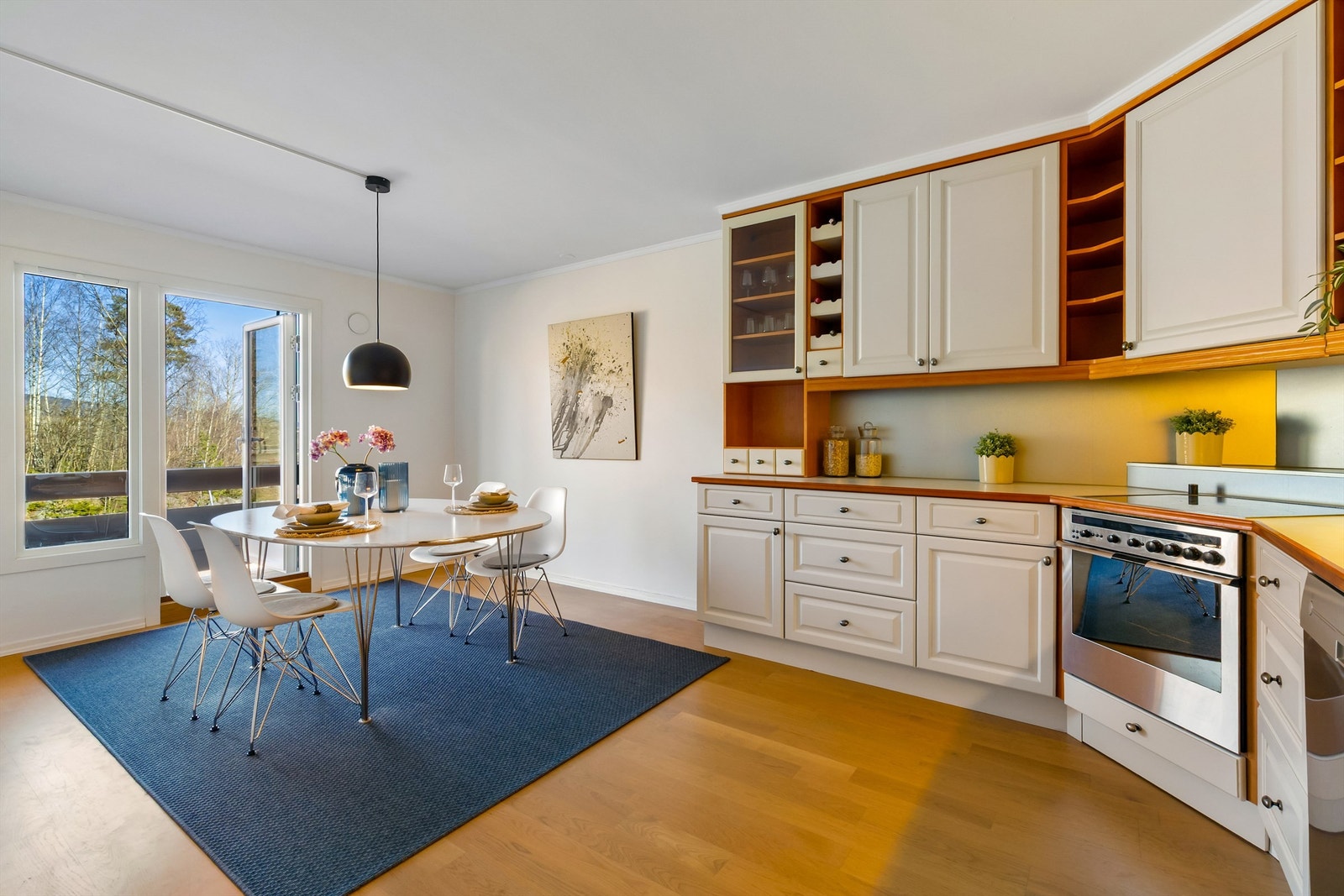 Stort og hyggelig spisekjøkken med god plass for spisegruppe Galleribilde