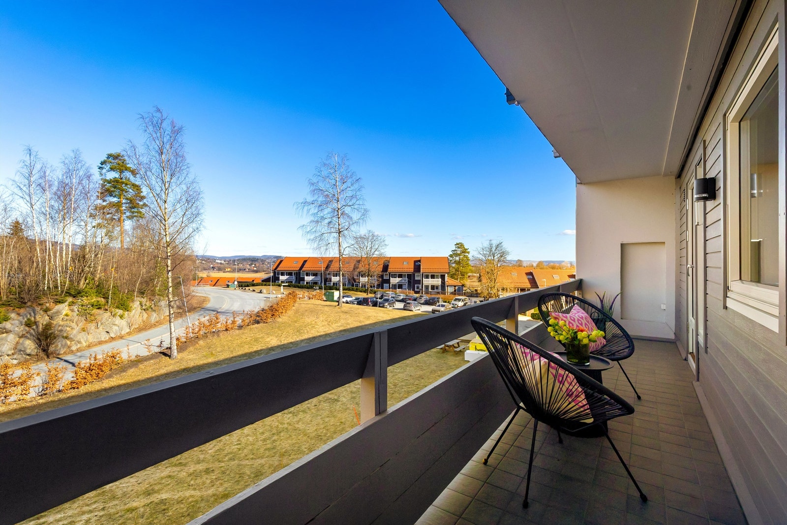 Fra kjøkkenet er det utgang til hyggelig nordvestvendt balkong med panoramautsikt mot Holmenkollen. Perfekt for morgenkaffen! Galleribilde