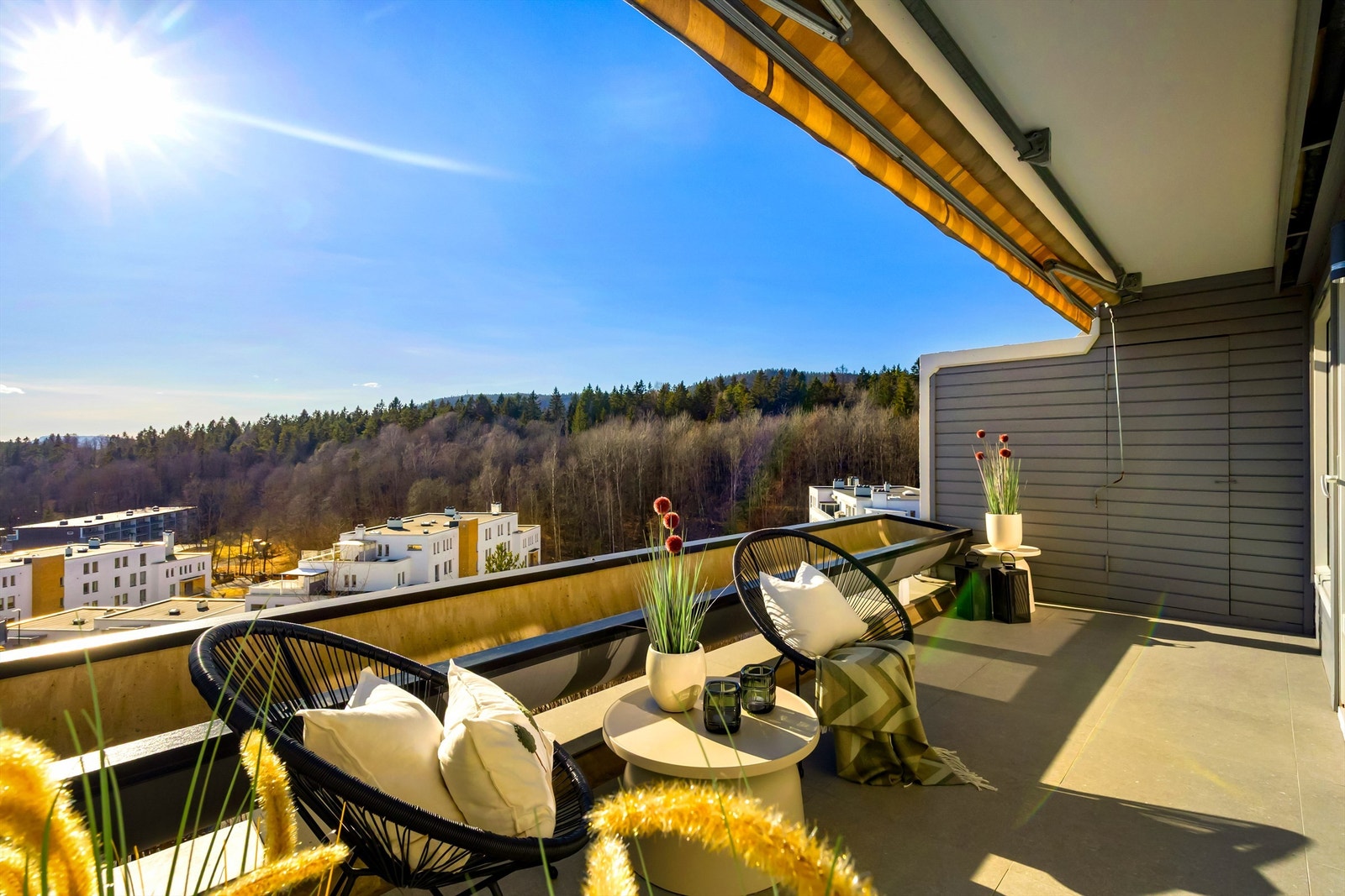 Balkongen har markise og praktisk bod Galleribilde