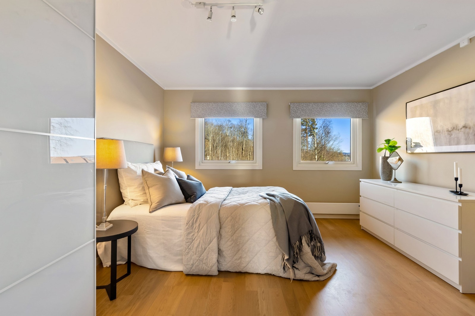 Stort og herlig soverom hvor man enkelt kan reetablere et 3. soverom dersom man ønsker det Galleribilde