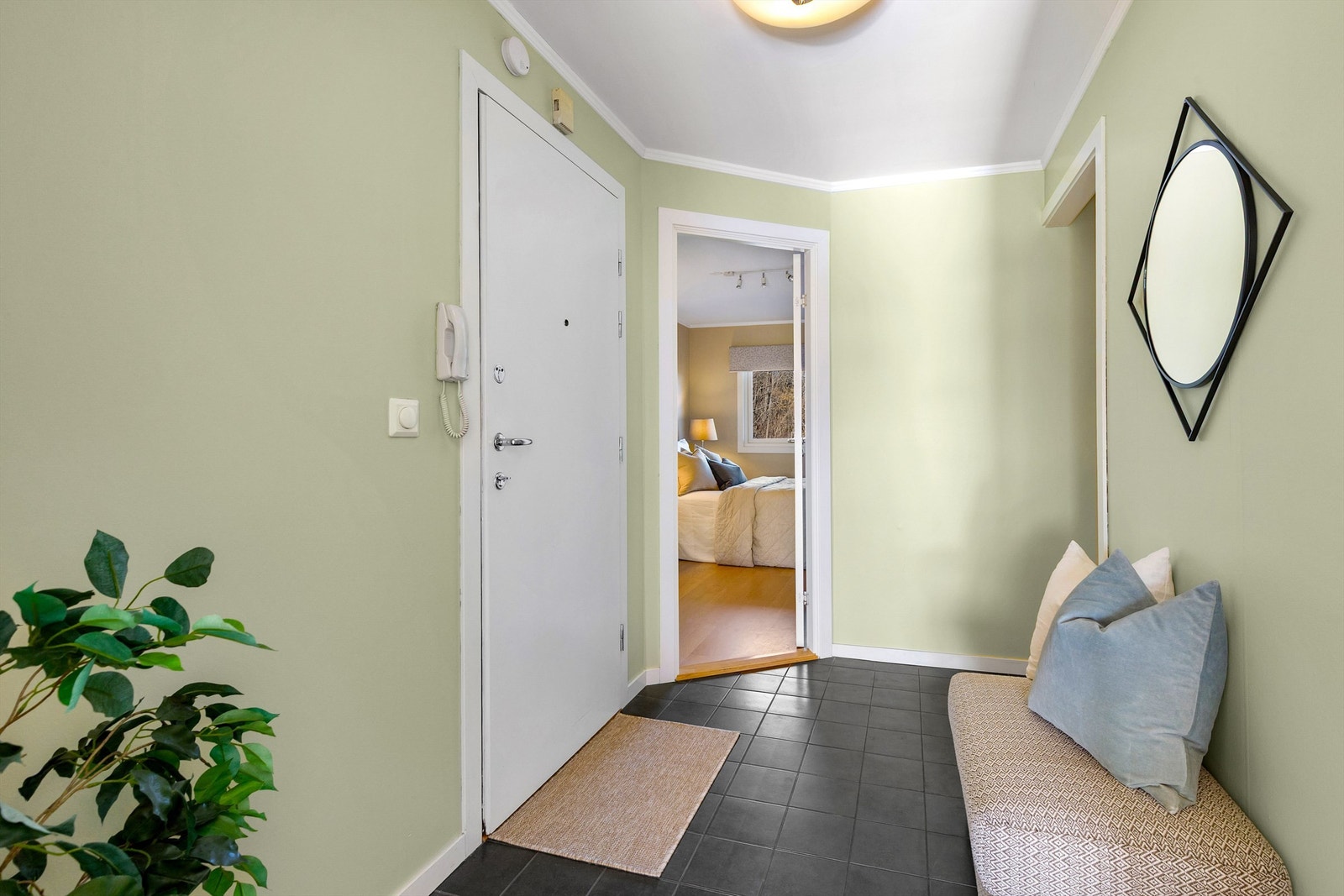 Lys og hyggelig entre med plass for yttertøy og sko Galleribilde