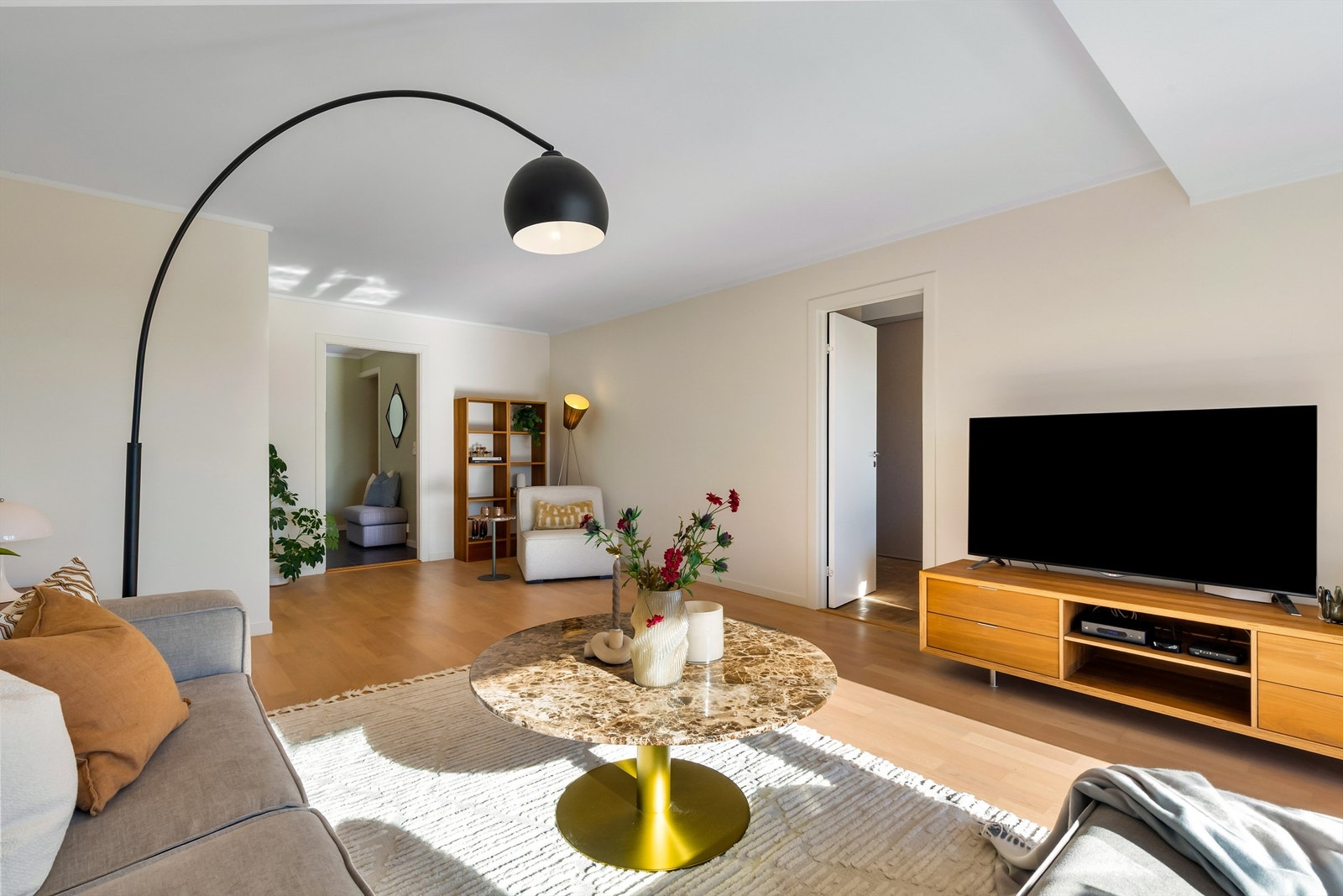 Leiligheten er holdt i lys og tidsriktige farger Galleribilde