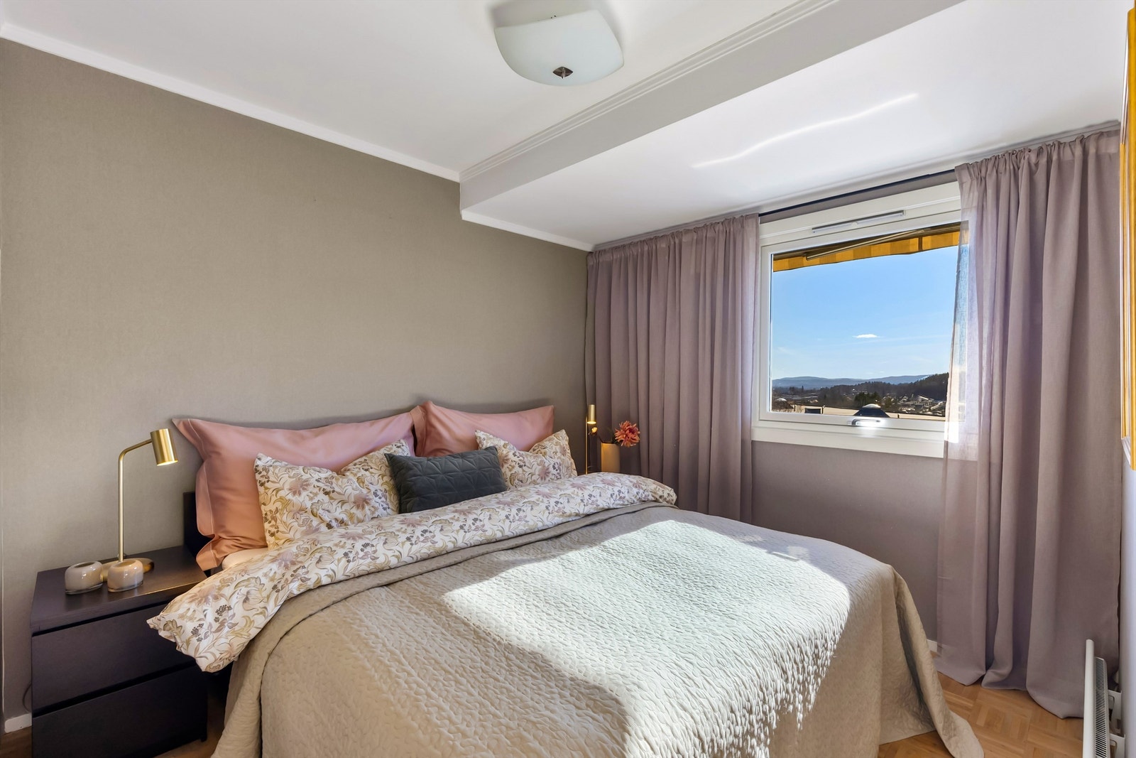 Innbydende hovedsoverom med god plass til dobbeltseng og øvrig møblement Galleribilde