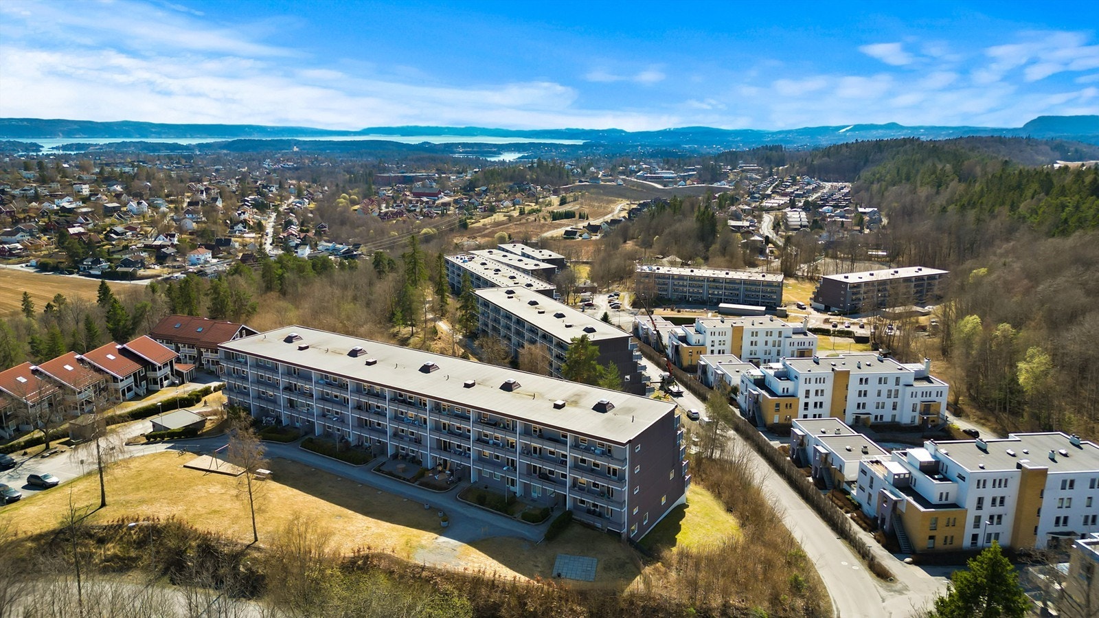 Leiligheten har en svært hyggelig og naturskjønn beliggenhet på Øverland / Åsterud nær Bekkestua Galleribilde