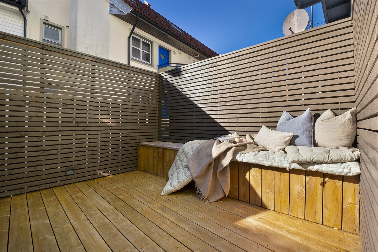 En moderne og stilren 3-roms eierleilighet med påkostet kvaliteter og en herlig terrasse. Galleribilde