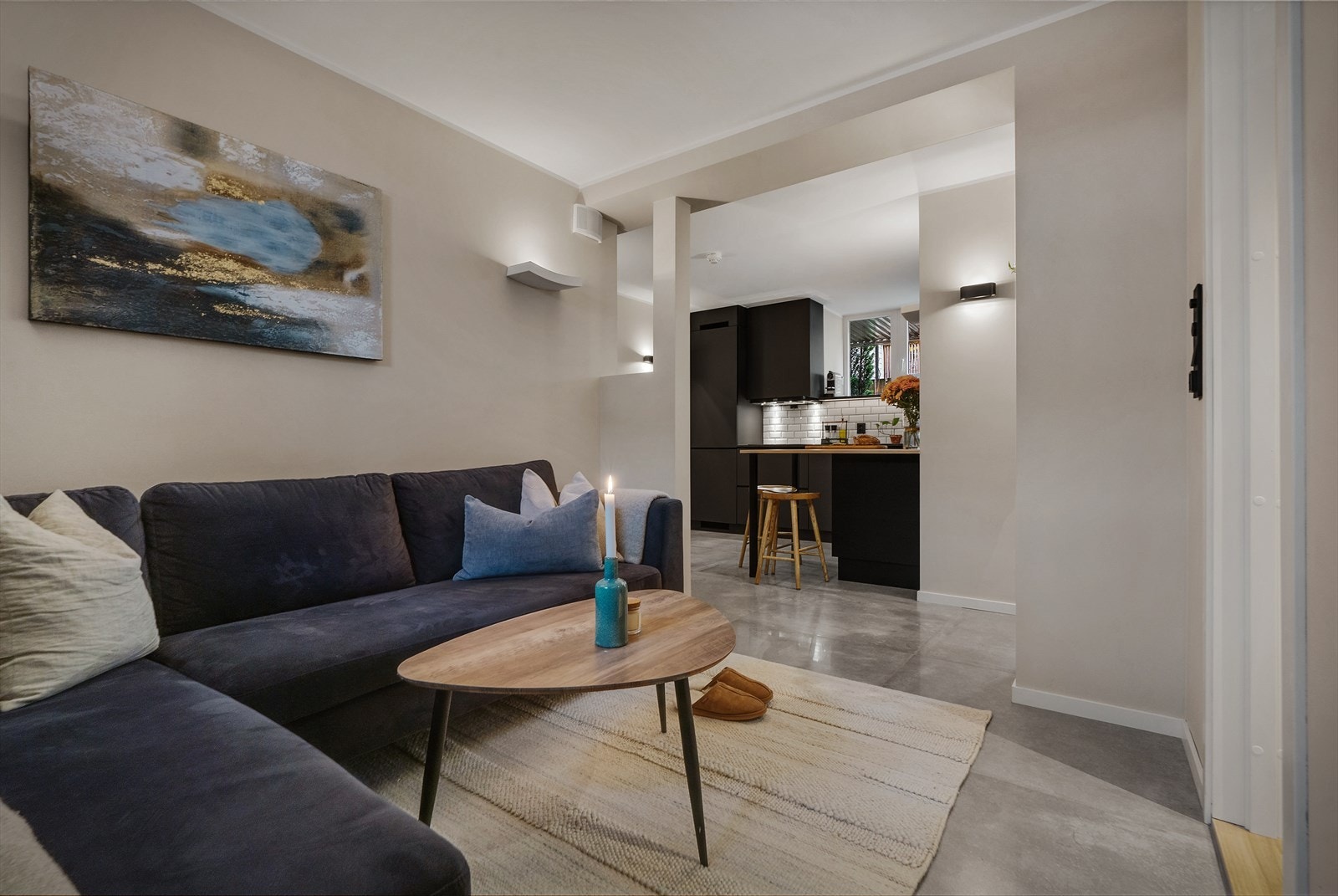 Mange vindusflater på flere sider av rommet gir rikelig med lysinnslipp og en luftig atmosfære. Galleribilde