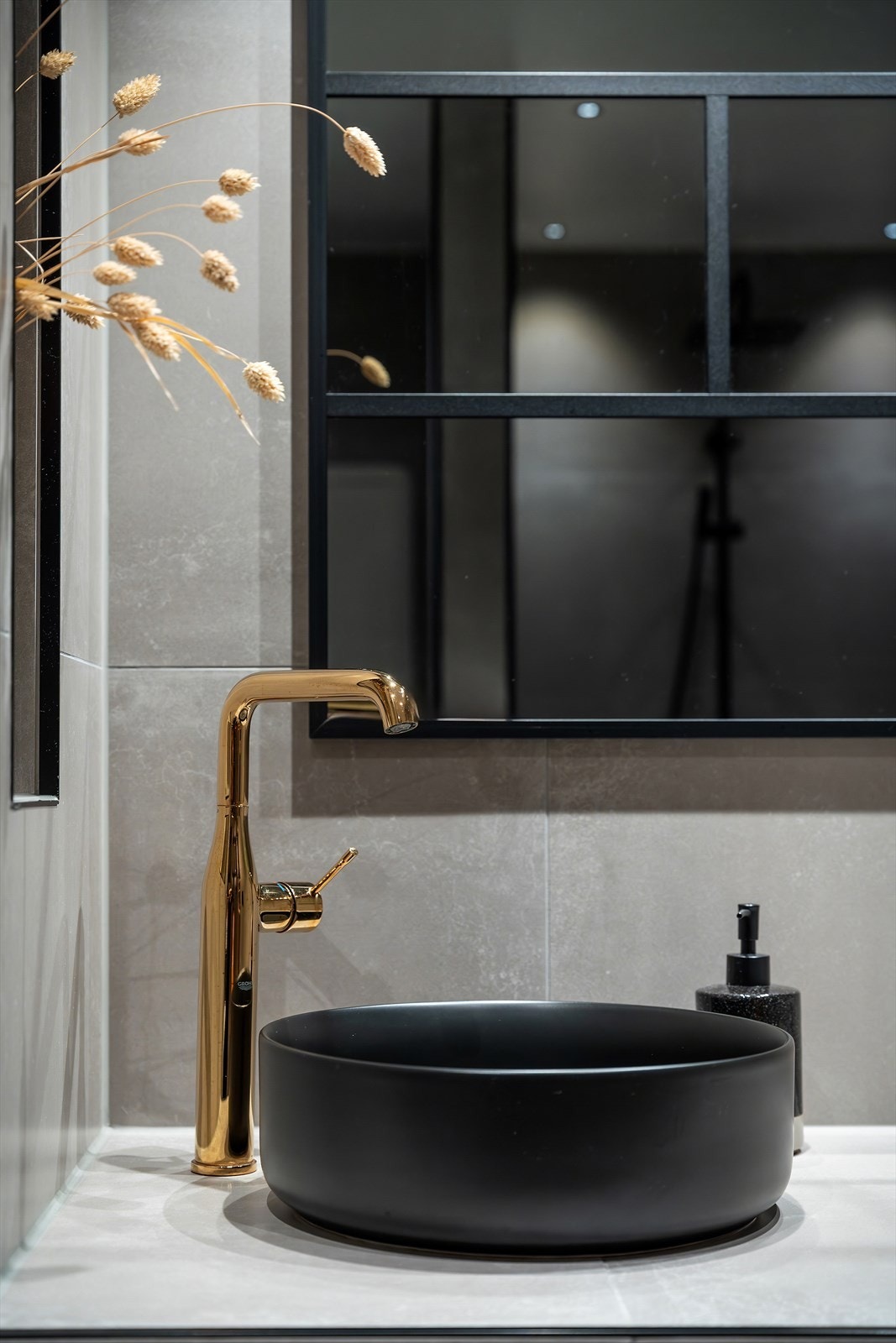 Sorte detaljer setter et moderne preg på badet. Galleribilde