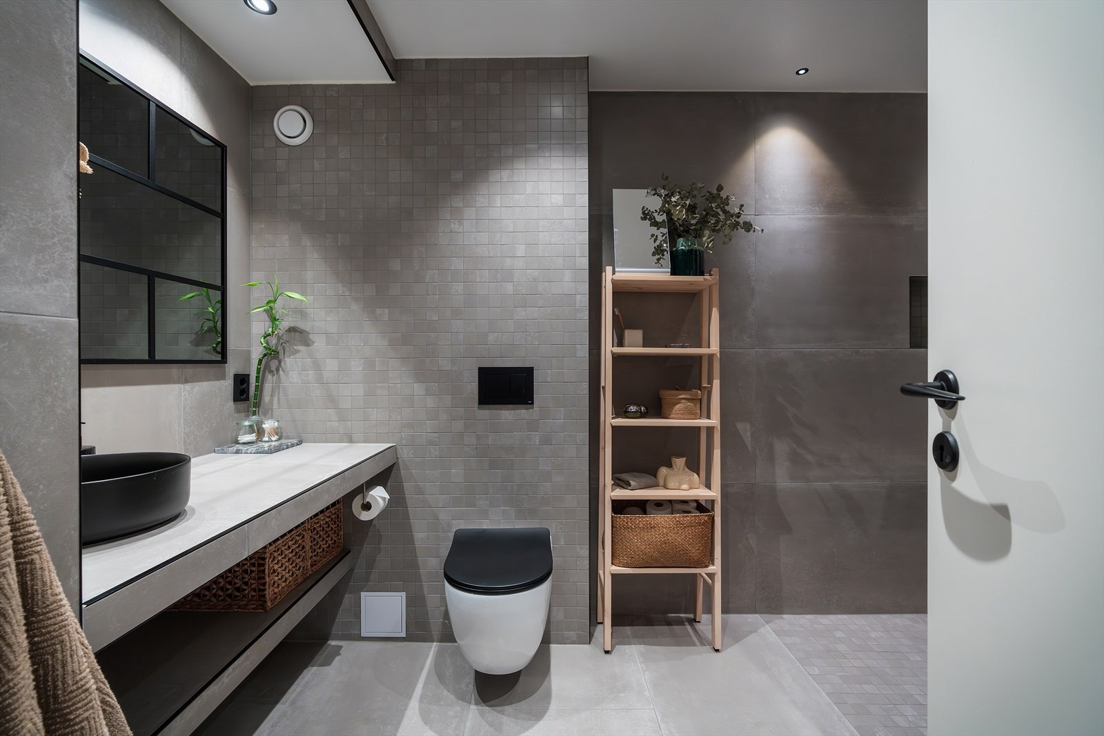 Rålekkert og moderne bad utført med flotte fliser på gulv - og veggflater. Galleribilde