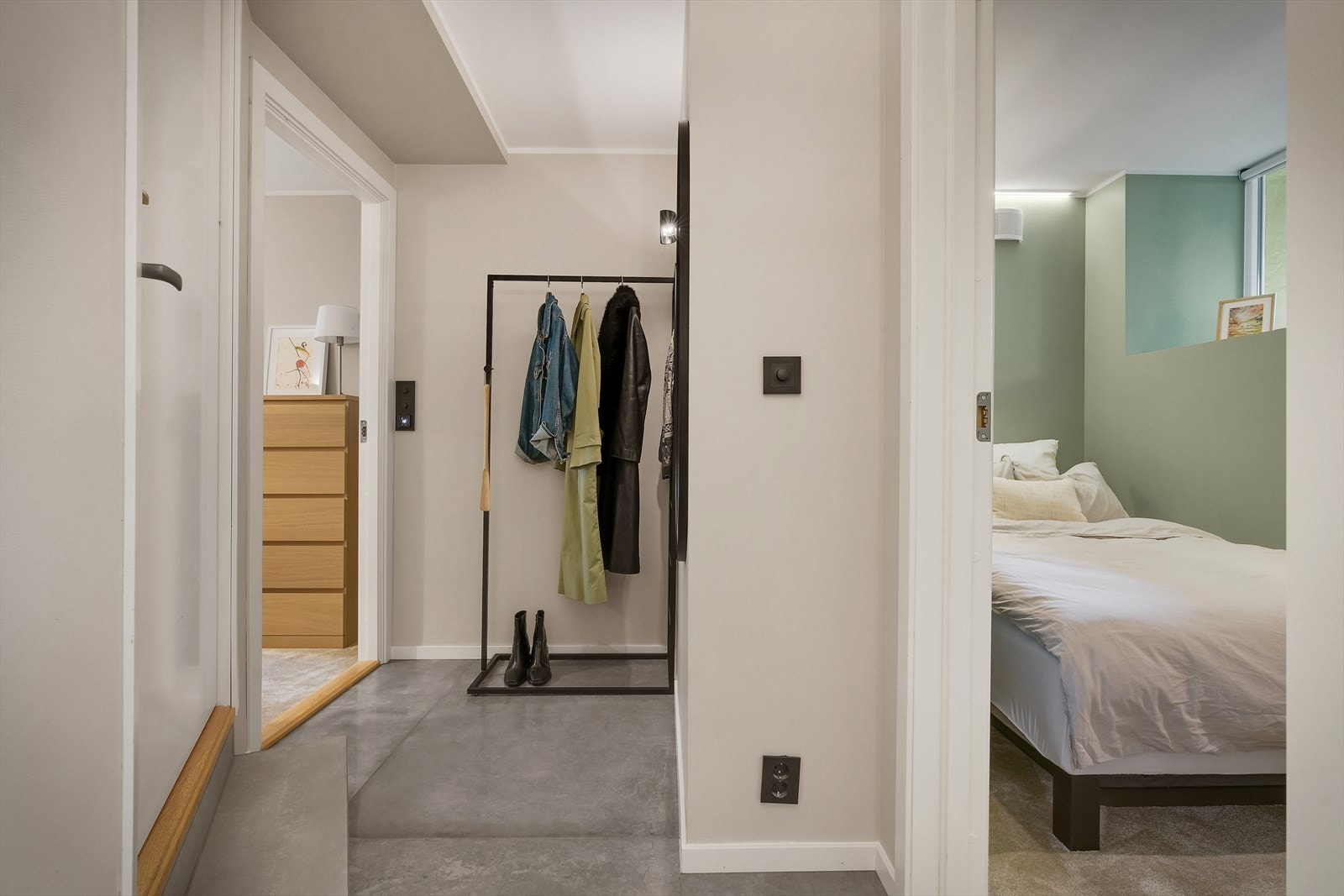 Du møtes av en luftig entrè med plass til enkel oppbevaring av yttertøy og sko. Galleribilde