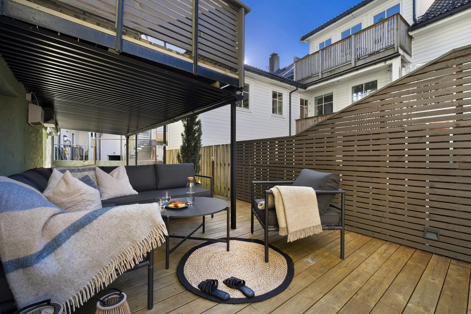 Terrassen er på ca. 17 m² og har god plass til møblering av hagemøbler. Galleribilde