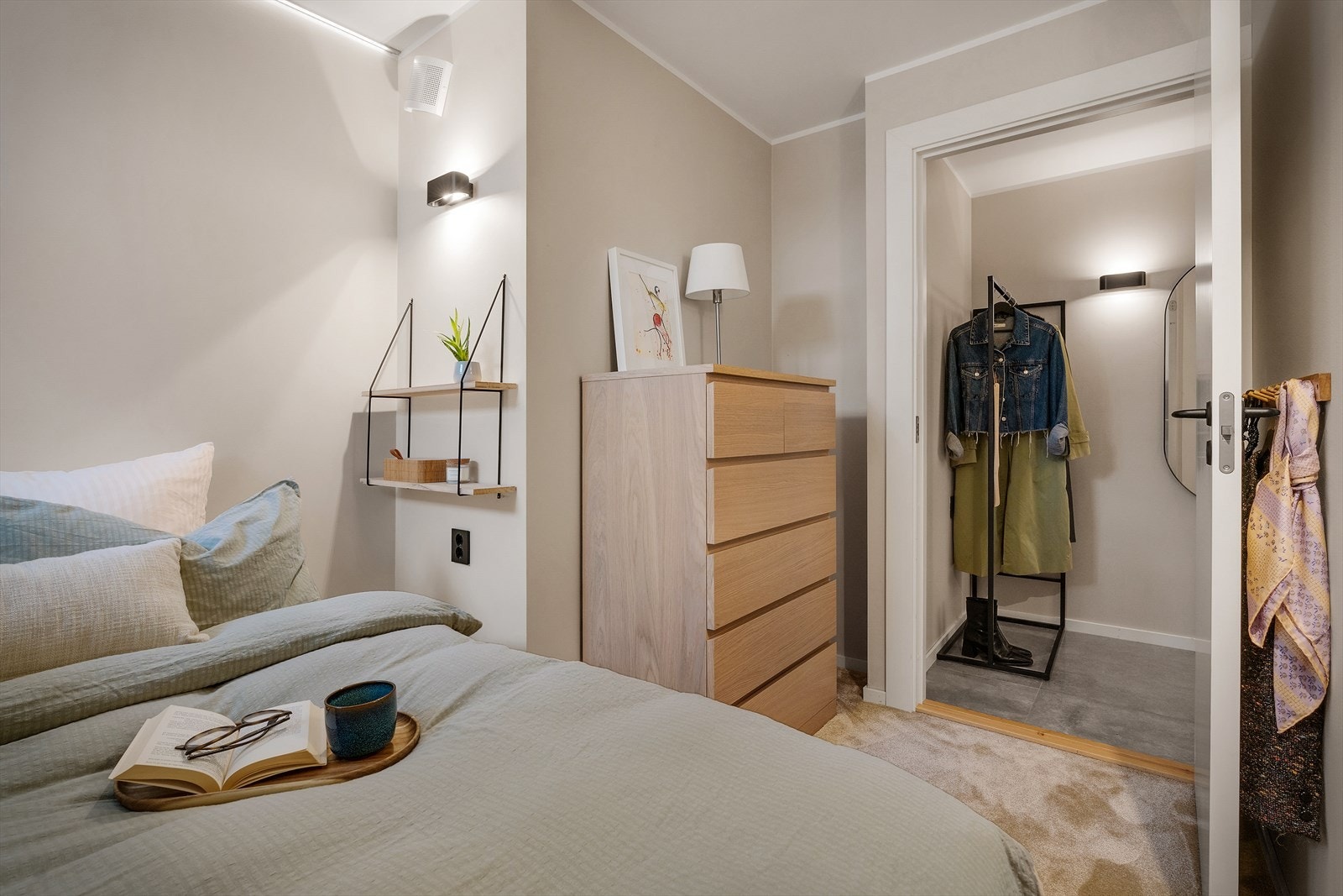 Bod innredet som soverom 2. Det gjøres oppmerksom på at rommet ikke er omsøkt og at bruksendring ikke er godkjent, se punkt om ferdigattest for mer informasjon. Galleribilde