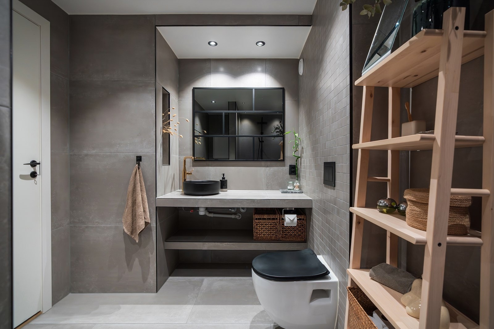 Badet inneholder innfliset servant med hylle under, dusjnisje, vegghengt toalett og opplegg for vaskemaskin. Galleribilde