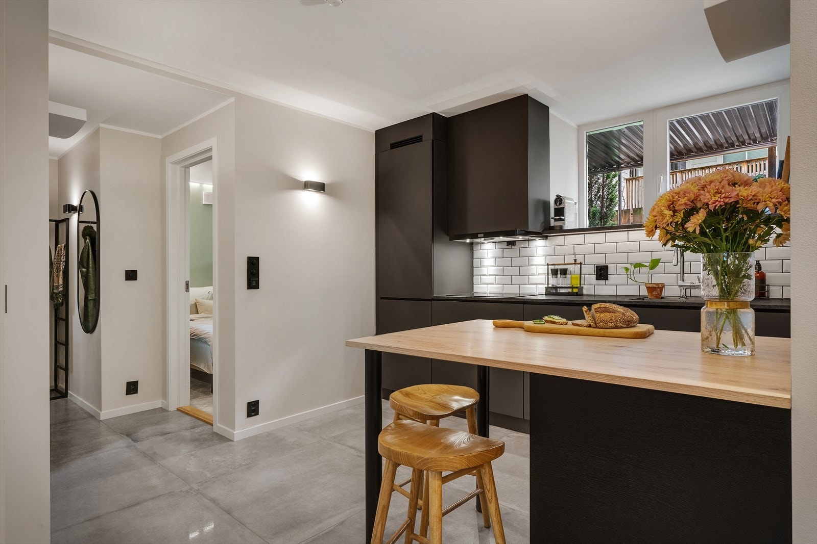 Kjøkkenet har godt med skap - og benkeplass og er velutstyrt med integrerte hvitevarer som kjøleskap, oppvaskmaskin, stekeovn, mikro og platetopp. Galleribilde