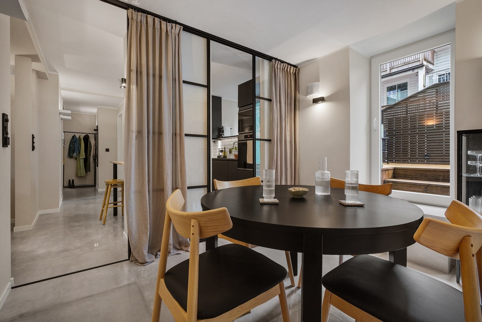 Like ved kjøkken er det adkomst til en herlig spisestue via flotte smijernsdører som også skaper et fint skille mellom rommene. Galleribilde