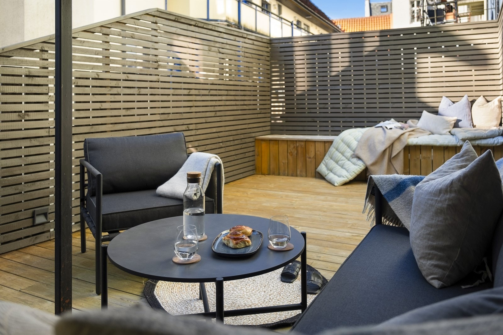 I enden av terrassen er det en plassbygd benk hvor du kan nyte varme sommerdager. Galleribilde