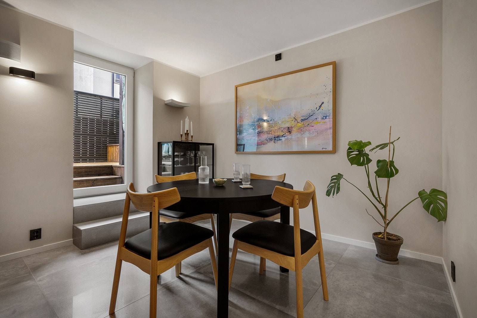 God plass til møblering av stor spisebordsgruppe hvor du kan dekke til både hverdag og fest. Galleribilde