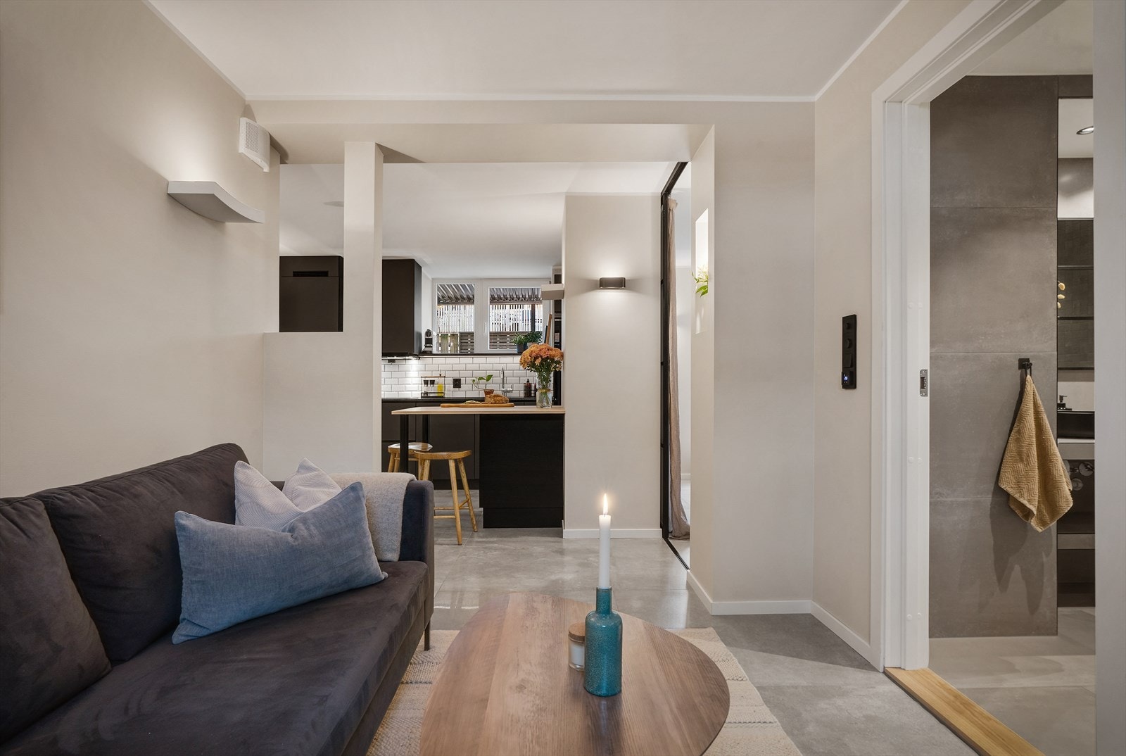 Leiligheten har åpen stue- og kjøkkenløsning noe som gir en god luftighet og flyt i rommet. Galleribilde