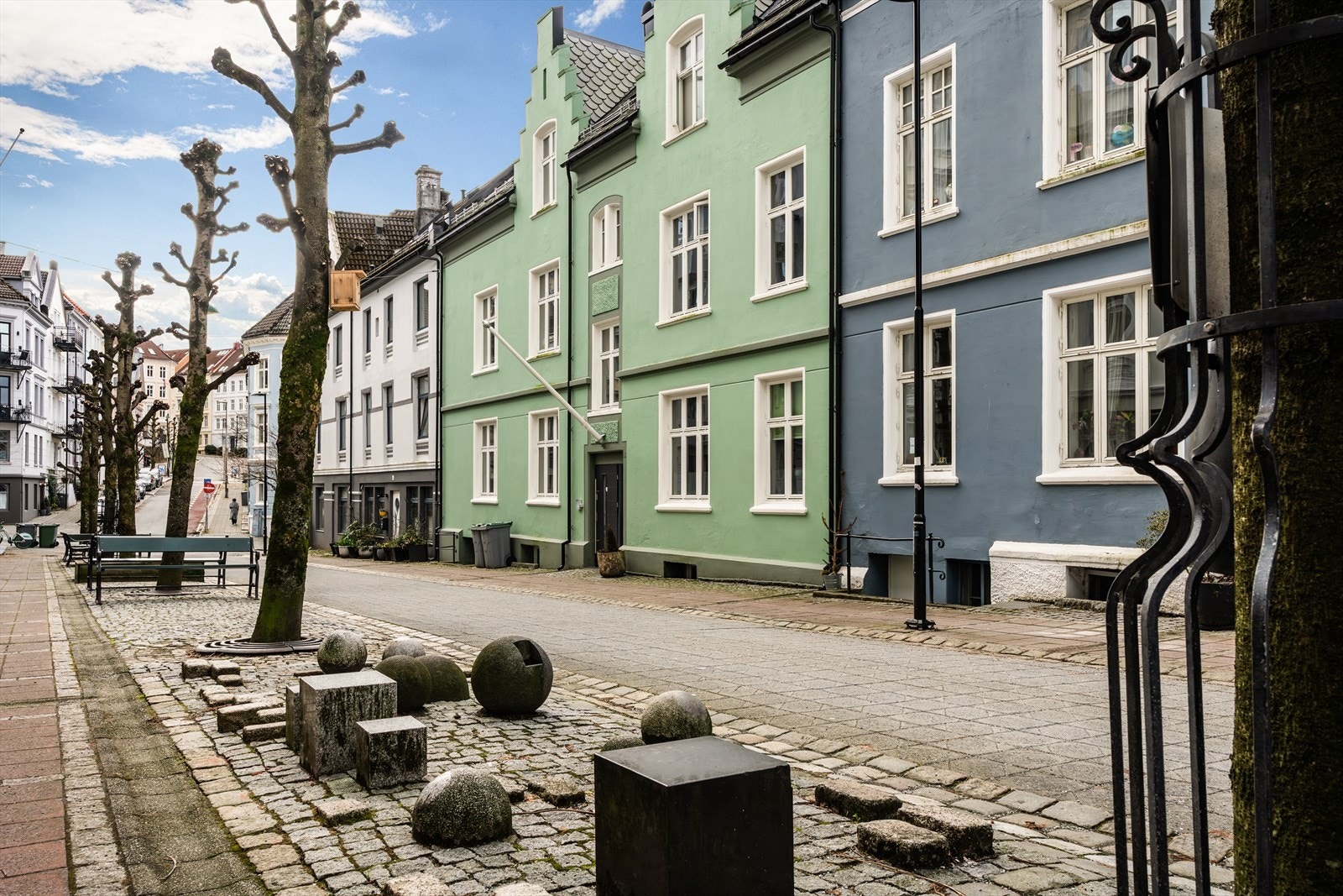 Leiligheten ligger i en rolig, sjarmerende og brosteinsbelagt gatetun, like ved Meyermarken. Galleribilde