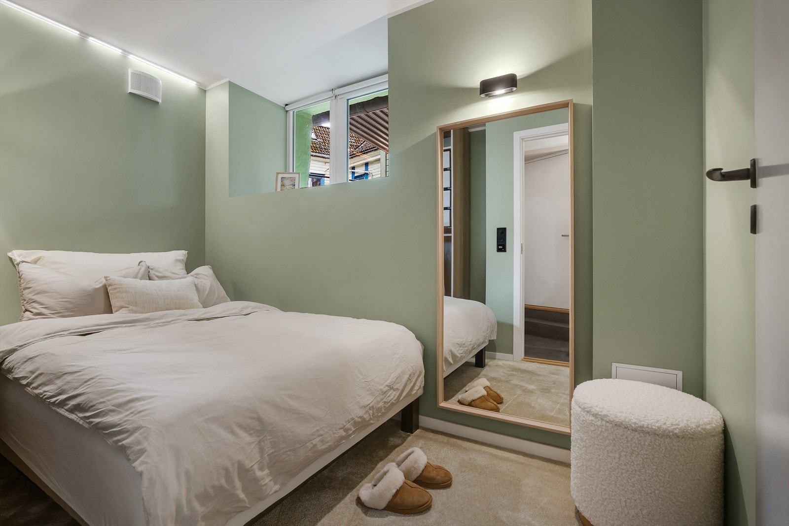 Hovedsoverommet har god plass til møblering av dobbeltseng og nattbord. Galleribilde