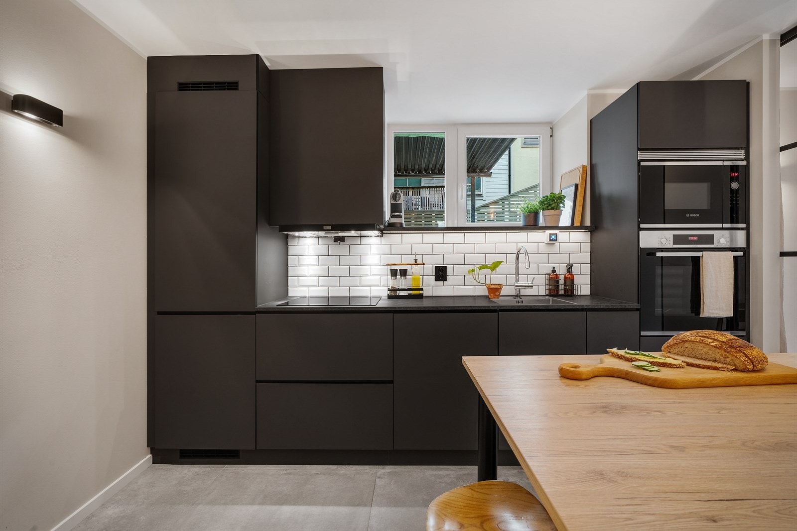 Det er benyttet fliser på vegg over benkeplaten. Galleribilde