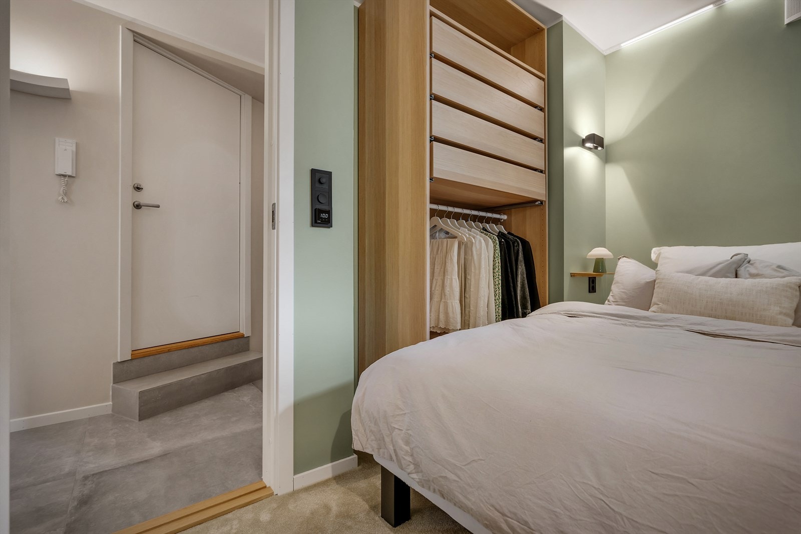 Det er utstyrt med en stor garderobeinnredning. Galleribilde