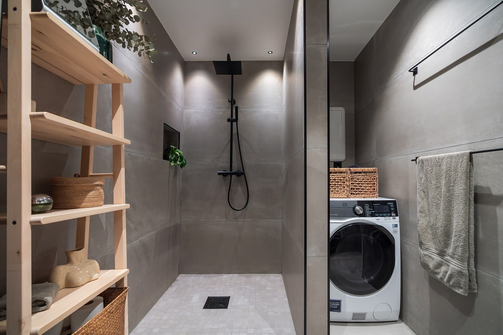 I dusjen er det en praktisk nisje på vegg. Galleribilde