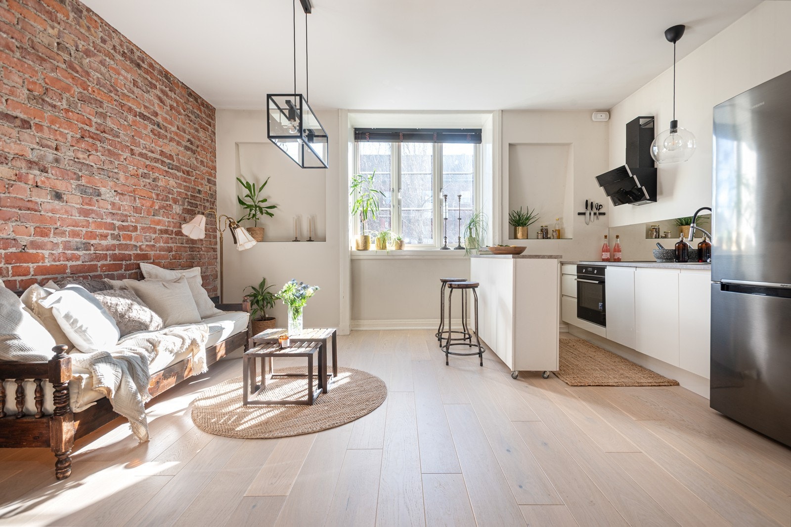 Åpen og sosial planløsning som skaper en romslig følelse Galleribilde