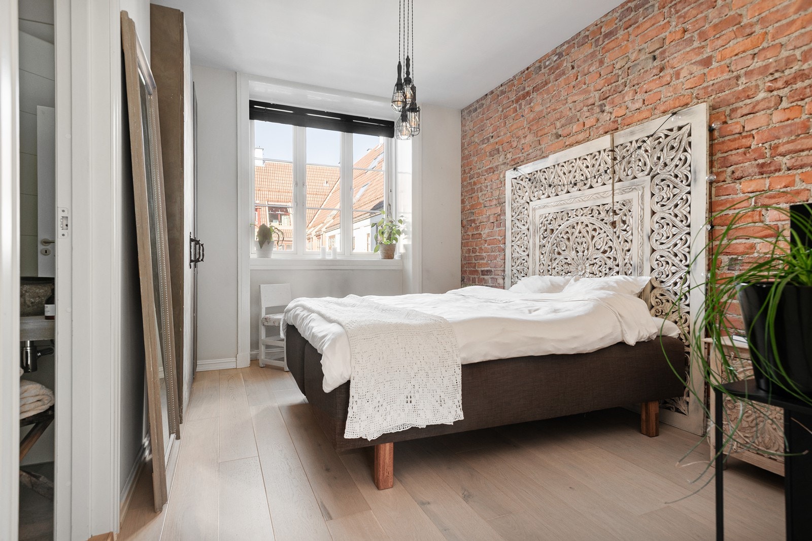 To luftige soverom med utsyn mot en fredelig, prisbelønt bakgård - det ene med tilhørende bad Galleribilde