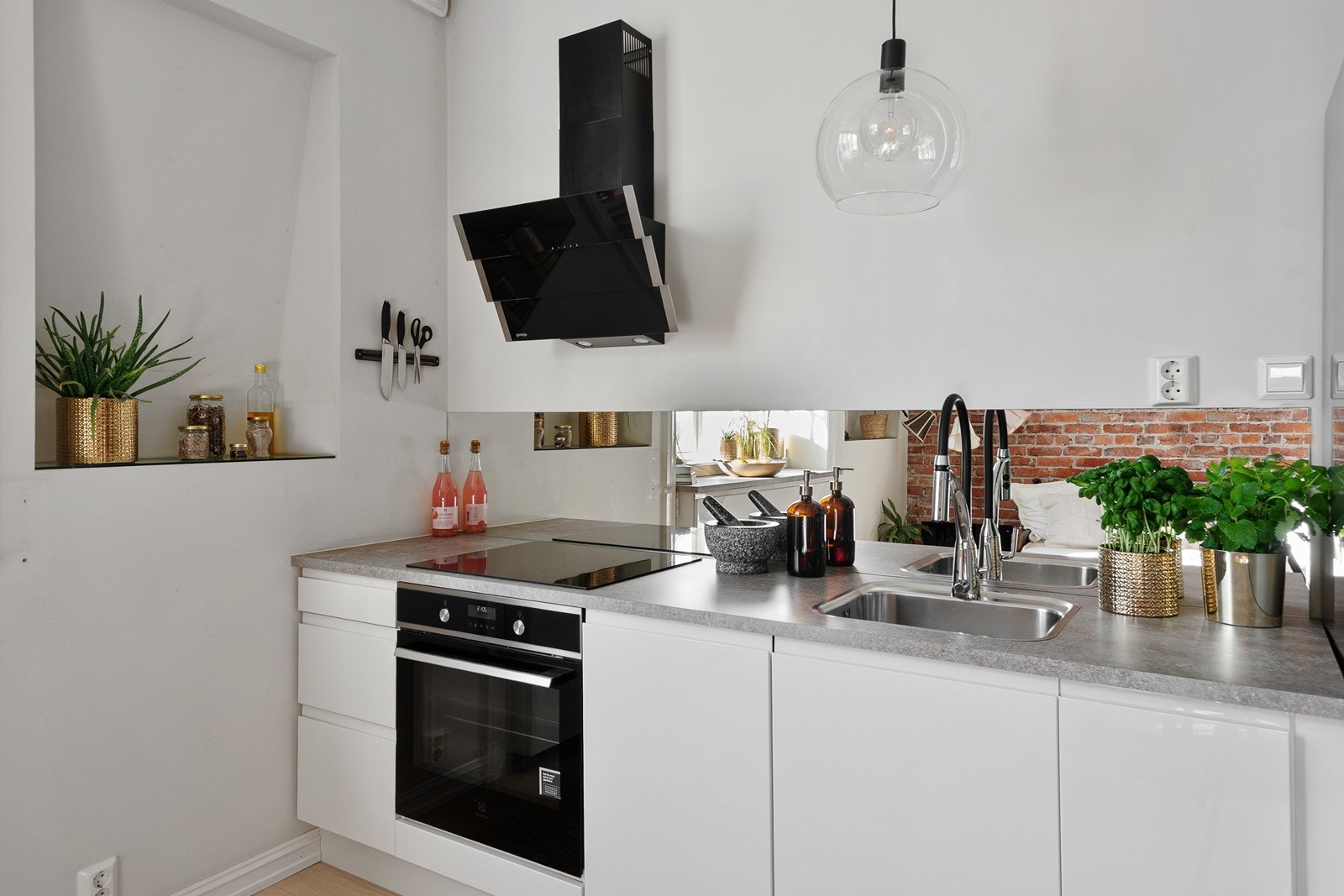 Speil langs benken skaper illusjon av mer plass og reflekterer lyset på en fin måte Galleribilde