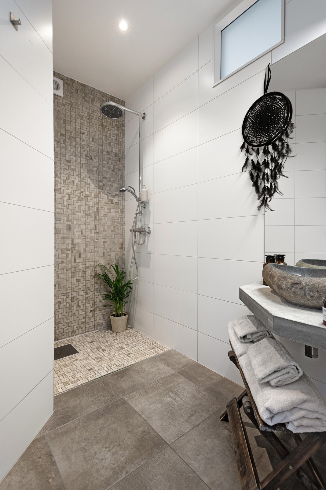 Lekkert bad med gulvvarme, downlights, dusjhjørne, vaskemaskinopplegg og mekanisk avtrekk Galleribilde