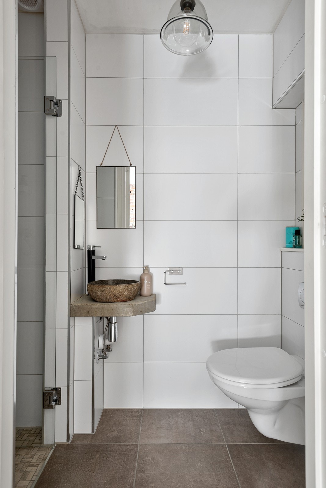 Bad 2 har gulvvarme og er utstyrt med dusjhjørne, innfellbare glassdører, veggmontert toalett, servant og mekanisk avtrekk Galleribilde