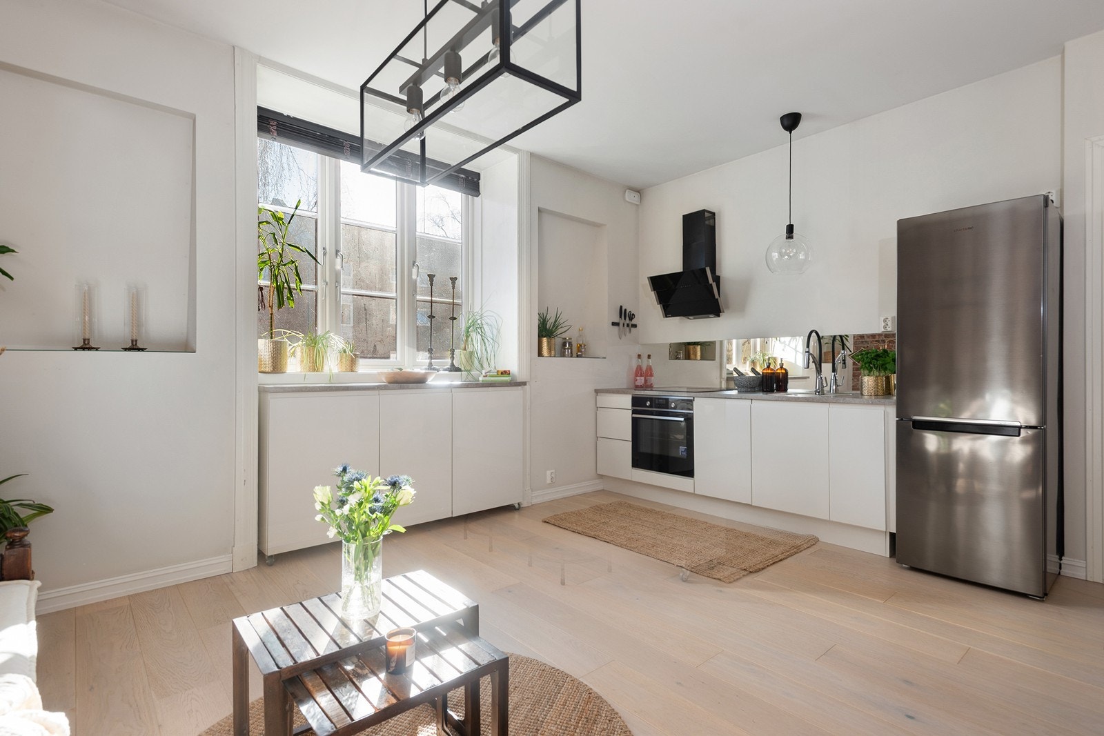 Leiligheten har store vinduer som slipper inn rikelig med naturlig lys og gir en luftig følelse Galleribilde