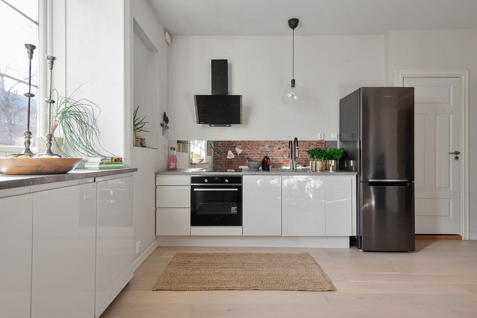 Kjøkkenet er innredning med kullfiltervifte over stekesonen, stekovn, platetopp og oppvaskmaskin Galleribilde