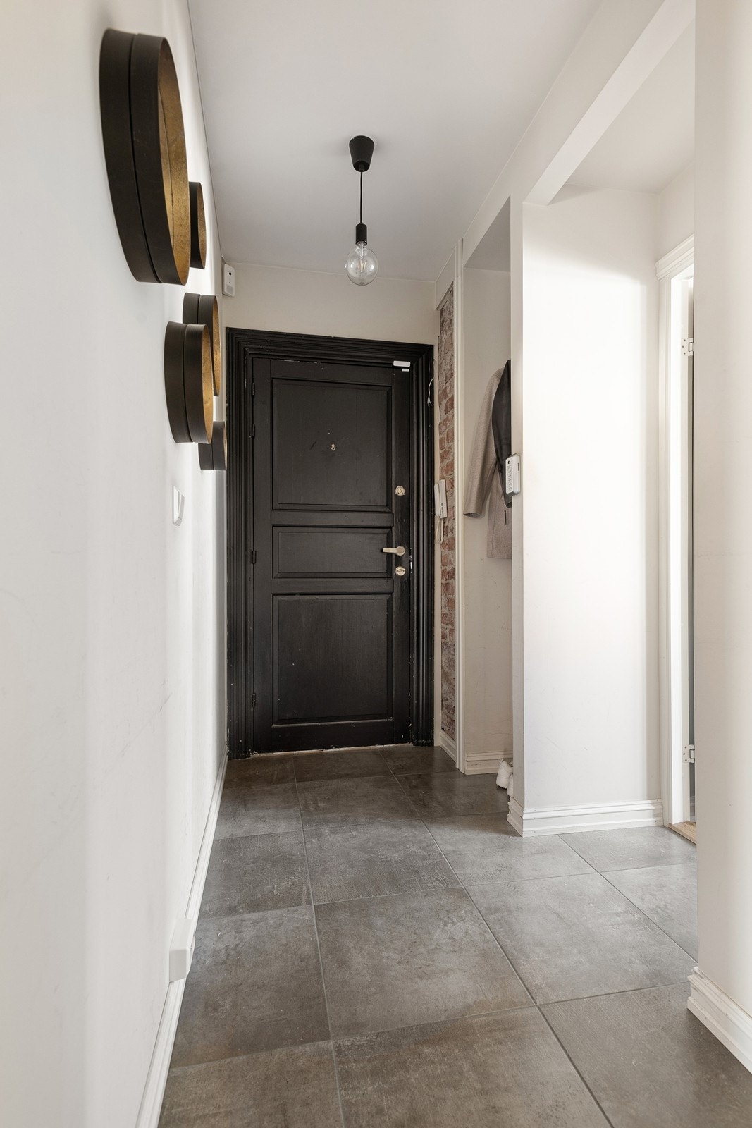 Innbydende entré med flislagt gulv Galleribilde
