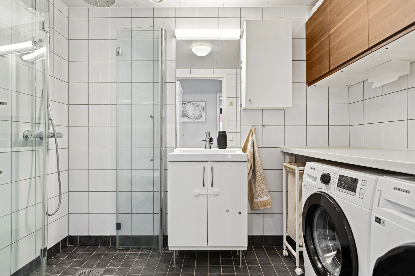 Badet har varmekabler i gulv Galleribilde