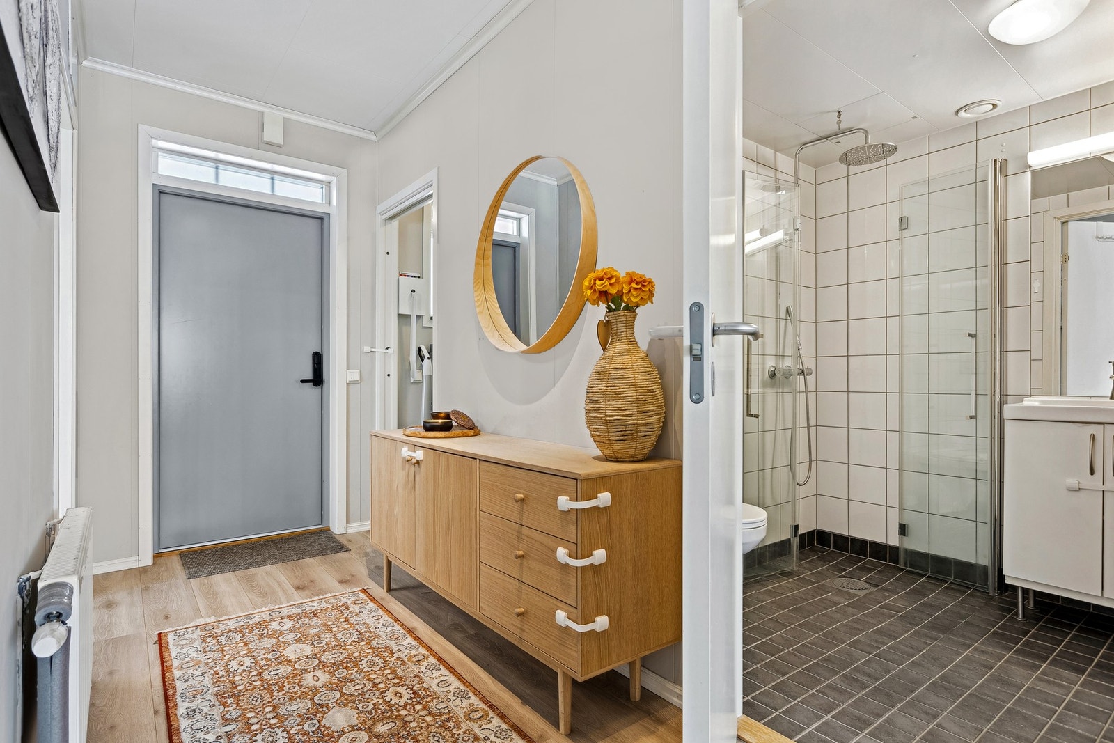 Romslig og oversiktlig gang med tilgang til alle rom Galleribilde