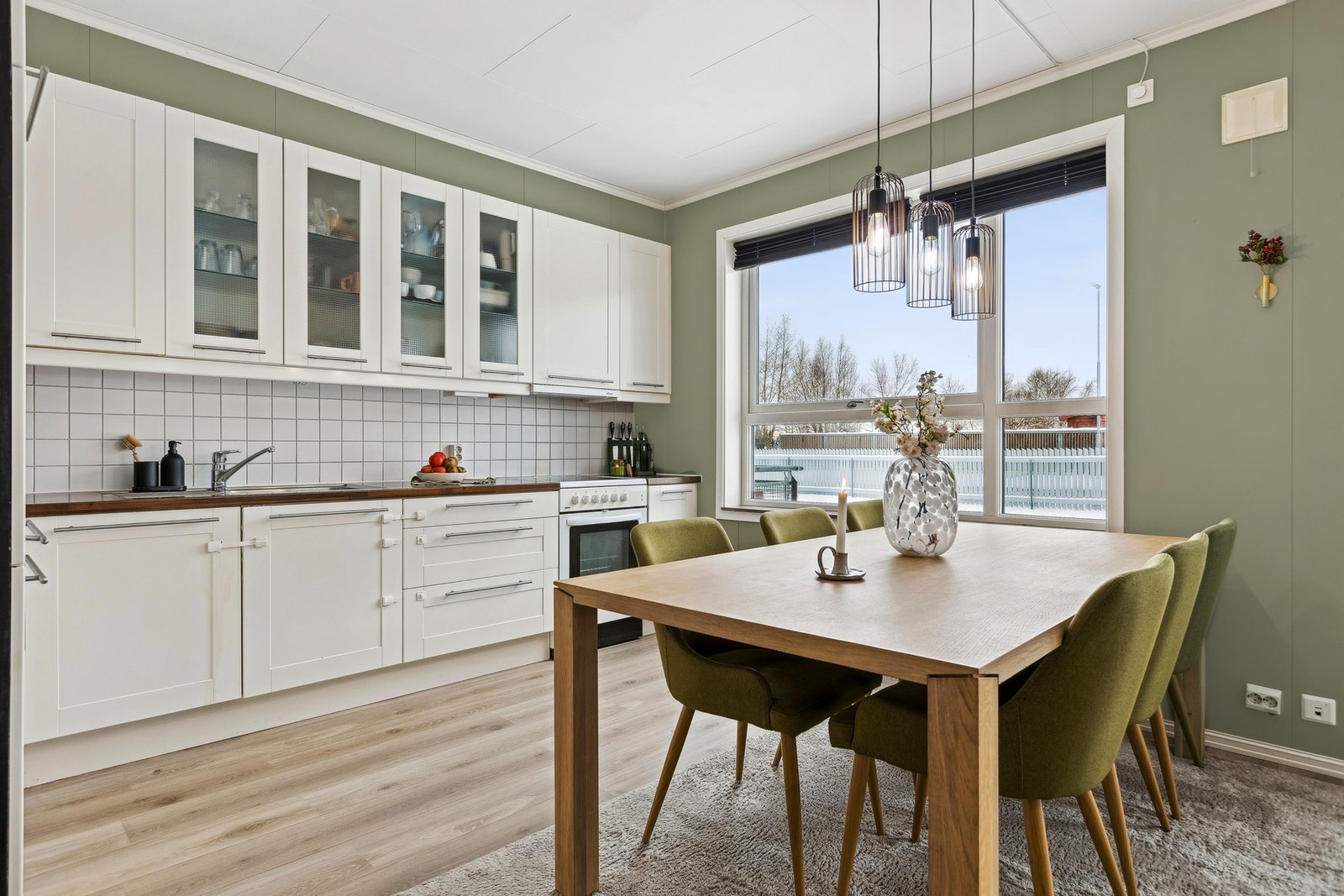Store vindusflater som slipper inn rikelig med lys Galleribilde