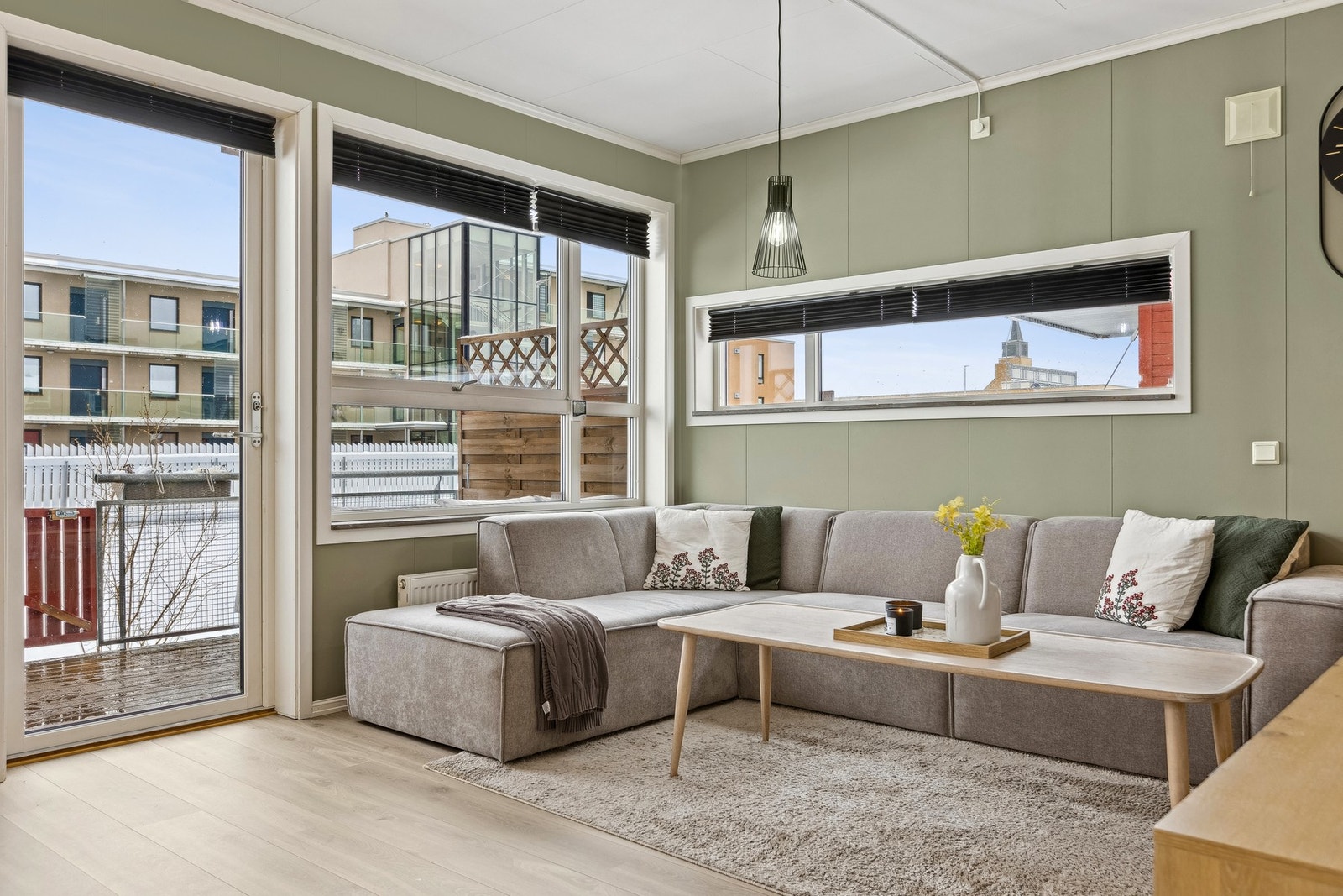 Fra stuen har man utgang til boligens terrasse Galleribilde