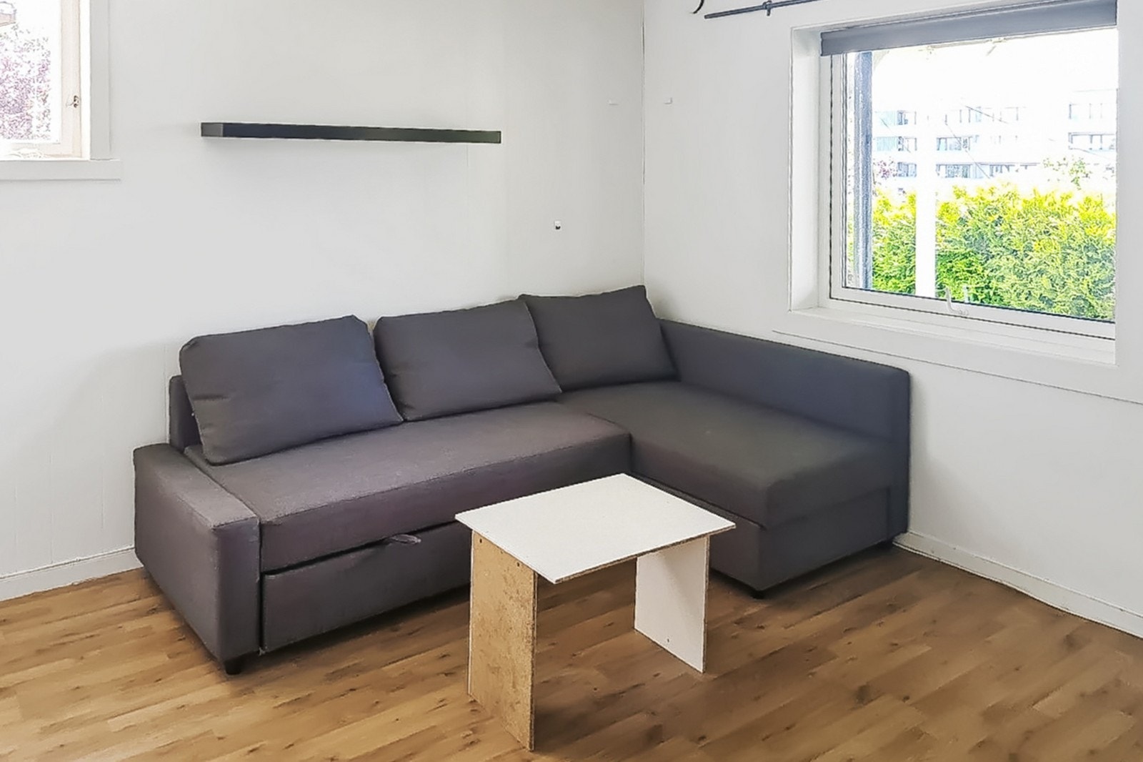Stuen har et pent laminatgulv og stort vindu som gir mye dagslys. God plass til sofa og tv benk. Galleribilde