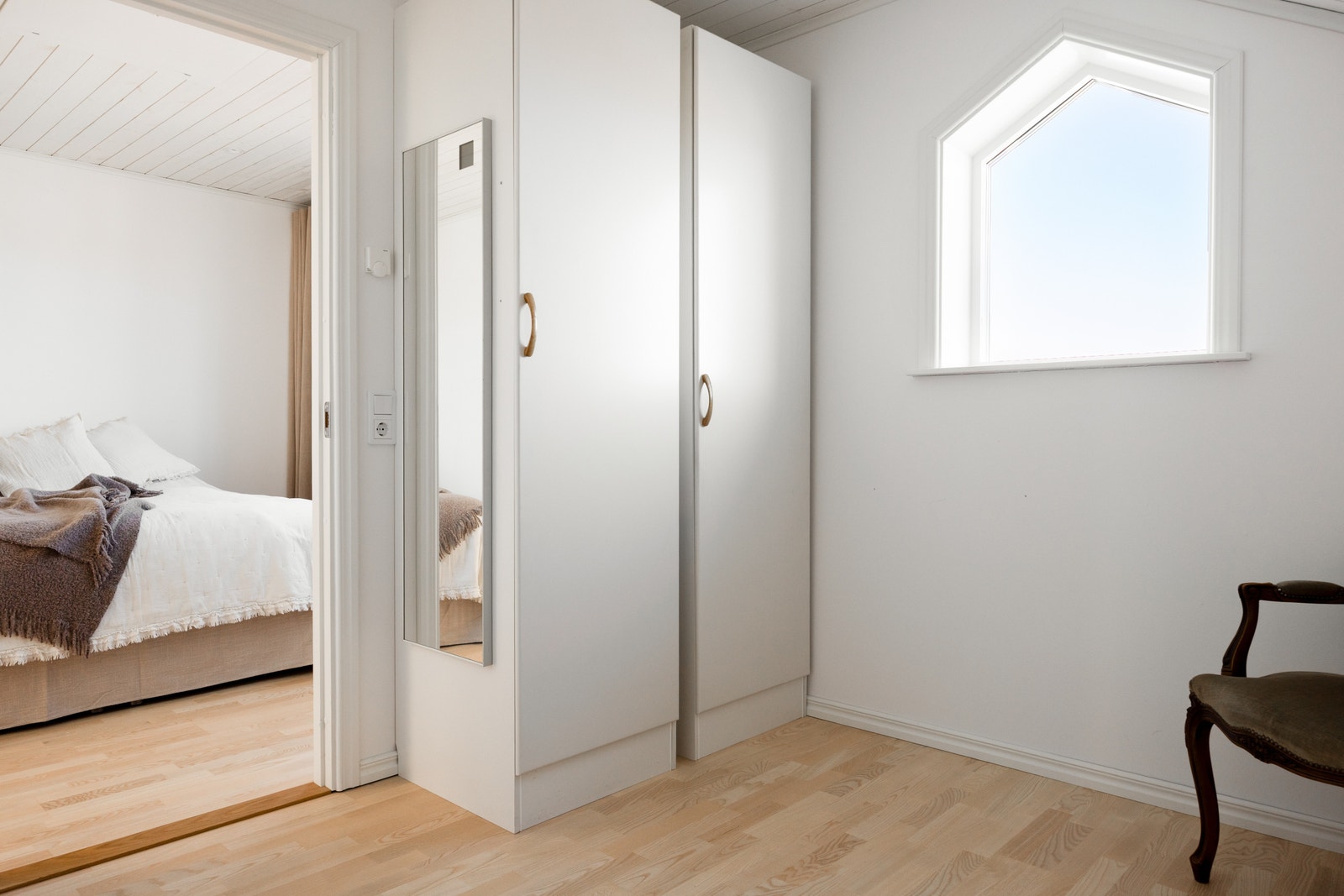 Stor walk-in-closet innanför master bedroom Galleribilde