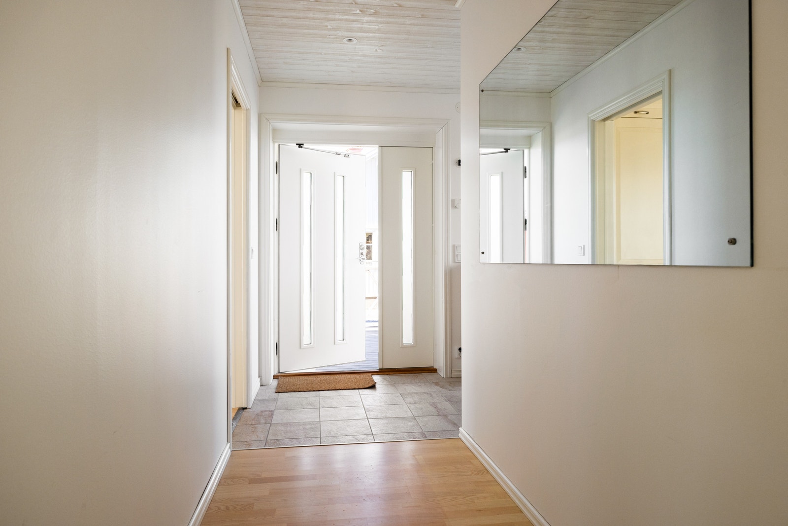 Rymlig hall på entréplan Galleribilde