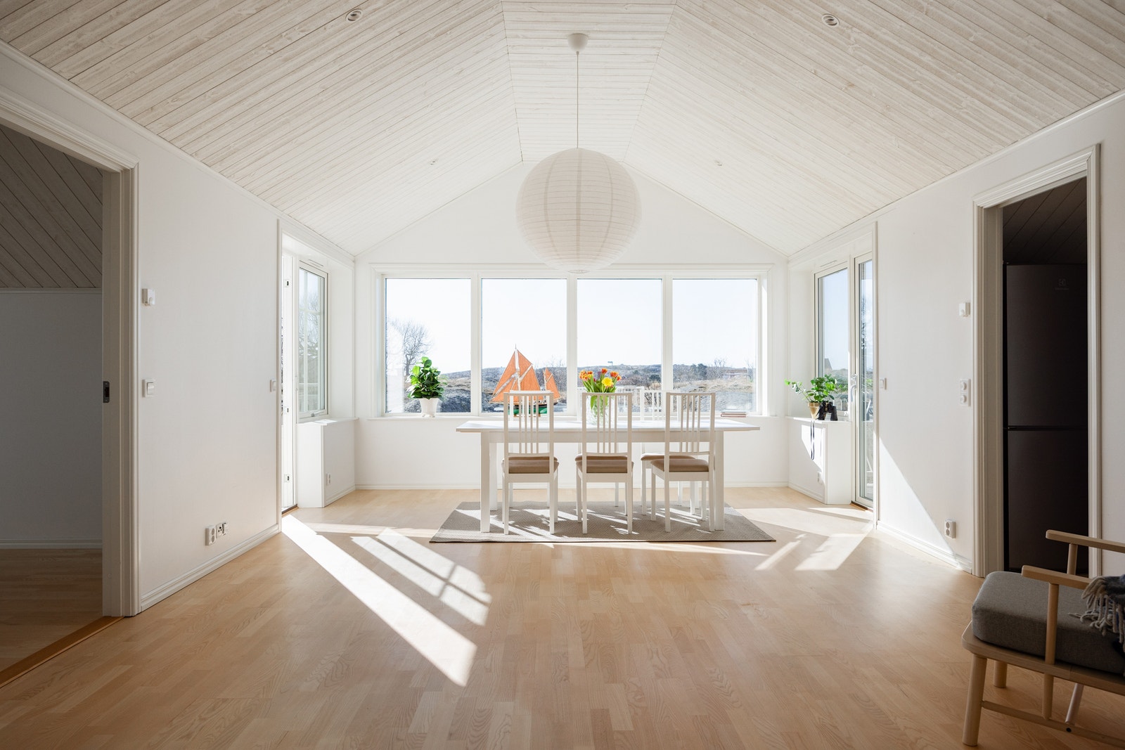 Ljuvligt rum på övre plan med utgång till två balkonger Galleribilde