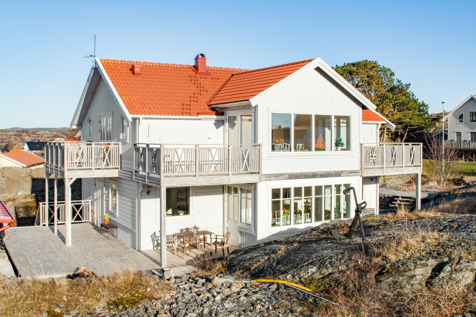 Tre balkonger och en stor altan Galleribilde